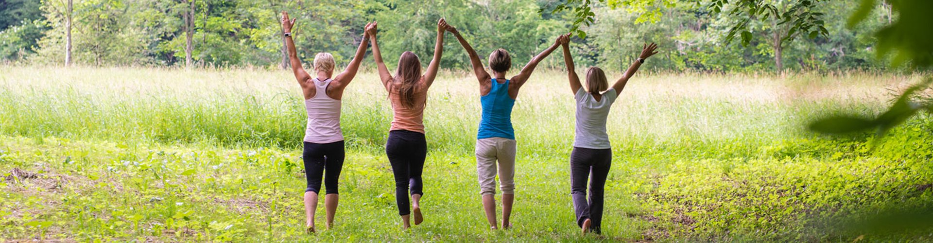 Slide_Yoga Wald Baum Yoga – Bollinger Furniere AG